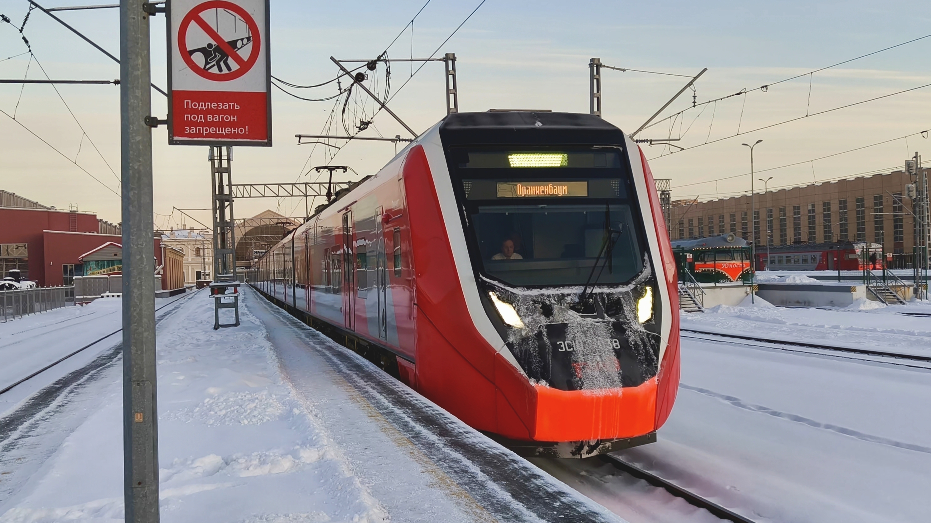 ЭС104 038 сообщением Санкт-Петербург - Ораниенбаум отправляется с Балтийского вокзала смотреть онлайн