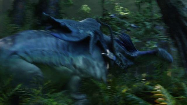 Аватар.Джейк убегает от хищника.