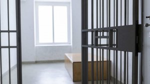 Надзирательница спала с заключенными, приносила им наркотики и отмывала деньги