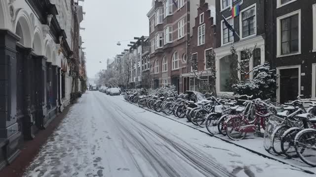 Снегопад в Амстердаме ❄️ Прогулка по зимнему городу от де Пийп к каналам январь 2026 смотреть онлайн
