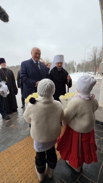 Смотрите, как малыши встречают Лукашенко! | Президент в Рождество приехал в храм в деревне Околица смотреть онлайн