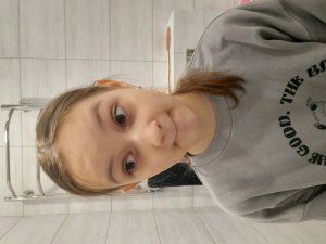 Ксюша ещё делает макияж