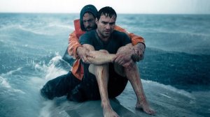 Мужчины выживают в ЛЕДЯНОЙ ВОДЕ, страдая от ХОЛОДА, ХИЩНИКОВ и ОБЕЗВОЖИВАНИЯ [пересказ]