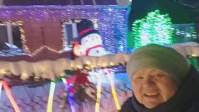 ВЕЧЕРНЯЯ ПРОГУЛКА по НОВОГОДНЕЙ КРАСОТЕ // УРАЛЬСКАЯ глубинка смотреть онлайн