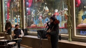 Перемен, мы ждём перемен, группа даёт концерт около Елисеевского.