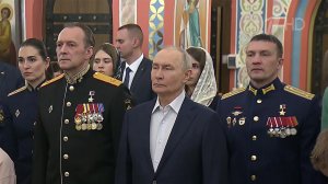 Владимир Путин присутствовал на Рождественском богослужении с семьями российских военных.