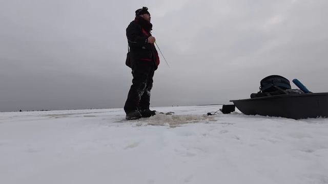 ПЕРВАЯ РЫБАЛКА В НОВОМ ГОДУ _ ЛОВИМ ЩУКУ И ОКУНЯ В АДОВОЙ ТОЛПЕ _ ЗИМНЯЯ БЛЕСНА 2026