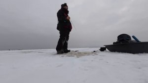 ПЕРВАЯ РЫБАЛКА В НОВОМ ГОДУ _ ЛОВИМ ЩУКУ И ОКУНЯ В АДОВОЙ ТОЛПЕ _ ЗИМНЯЯ БЛЕСНА 2026