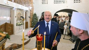 Лукашенко зажег рождественскую свечу в храме и пообщался с прихожанами