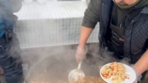 Сегодня наши гости наслаждались горячим пловом.