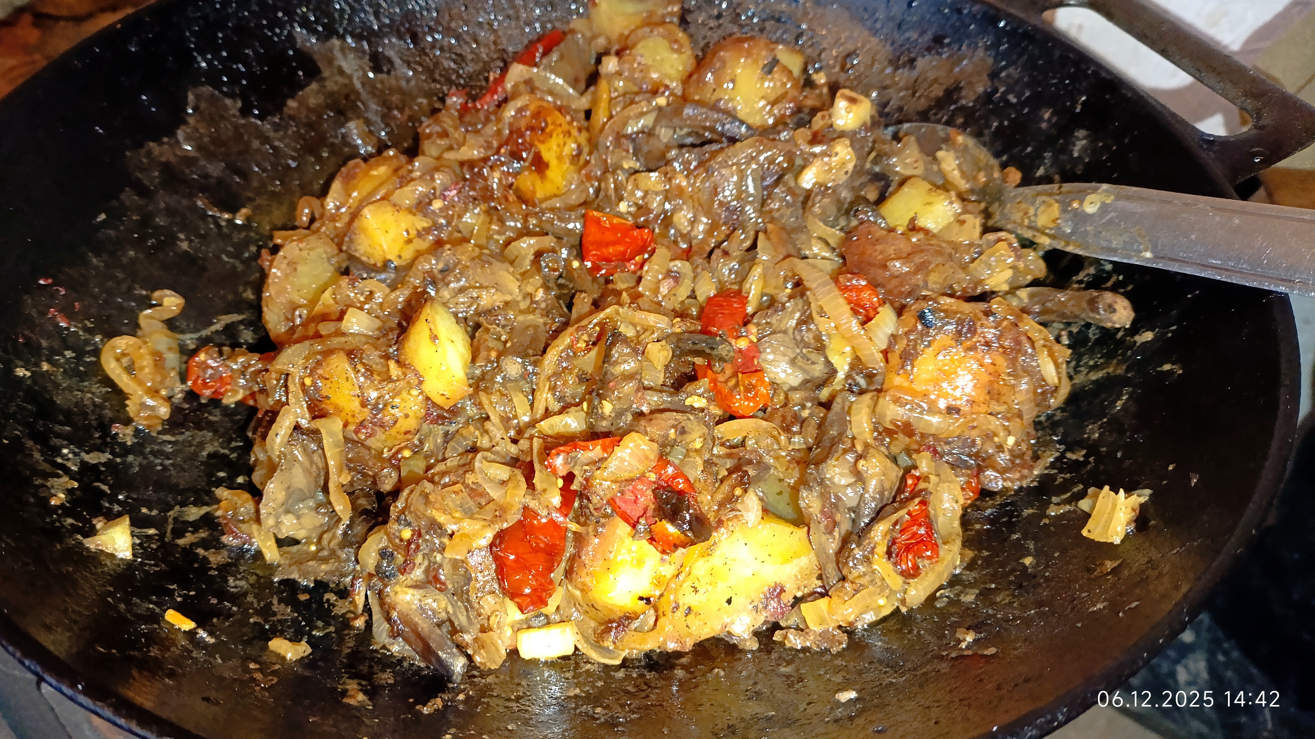 картошка с луком и с красивыми? грибами жареная на плите пгч-3а умница. дачный обед на даче в обед смотреть онлайн