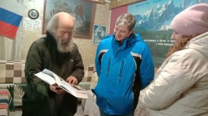 Привезли мёд.  Сын пчеловода Геннадия со снохой. 06.01.26