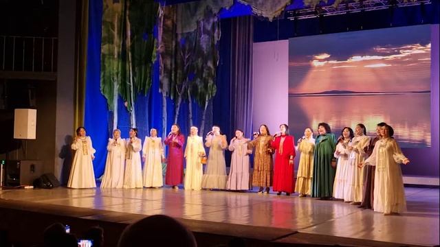 Ансамбль "Туймаада" исполняет песню "Сааскы киэһэ" (Весенний вечер)  23.12.2025 г. смотреть онлайн