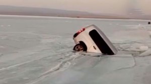 Три автомобиля ушли под лед в Приморье во время рыбалки