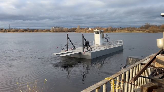 Самоходный паром СП-40. Отход от берега, задний ход