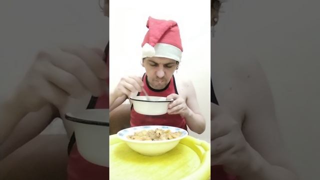 Обжор мукбанг / картошка в мундире с мясом индейки / салат из огурцов и помидоров с зеленью смотреть онлайн