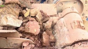 Строительство, дробление щебёнки