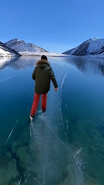 Кажется, что я стою в воздухе. На самом деле — это лёд Аляски.  ❄️ смотреть онлайн