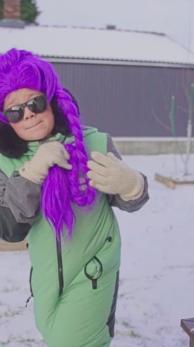 Зоя спасла Руми от безумных фанатов смотреть онлайн