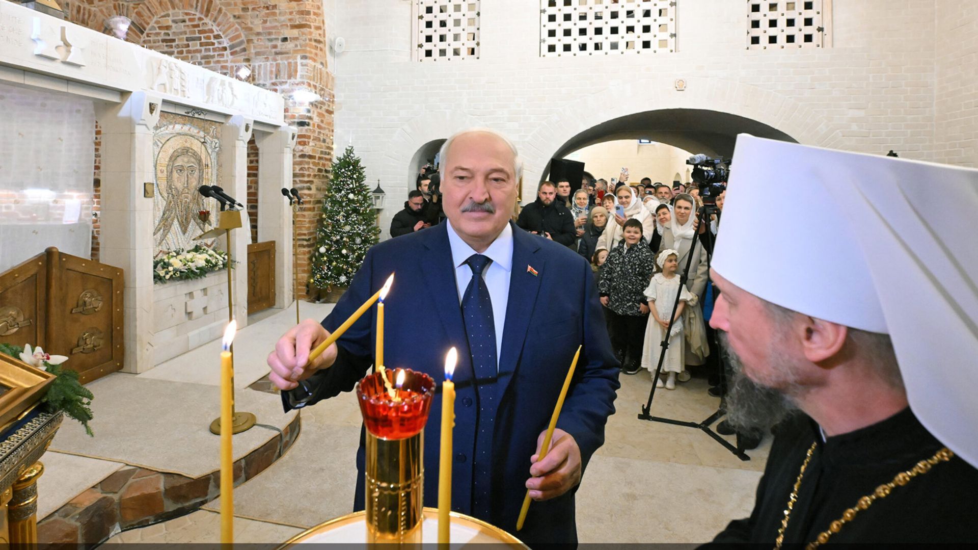 Лукашенко с сыном Николаем в храме на Рождество! // Полная речь в храме! смотреть онлайн