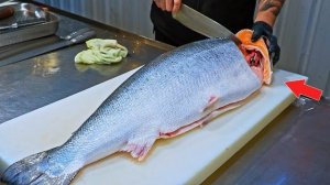 Мастер-класс по разделке лосося. Сашими и стейк из лосося, толстыми ломтиками. Свежие морепродукты