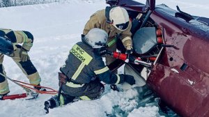 Два человека погибли при падении вертолета в Пермском крае