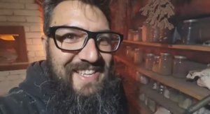 Упоротый блогер снимает избу