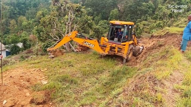 Экскаватор JCB Backhoe 3DX Строит новую горную дорогу для деревни, роет траншею | смотреть онлайн