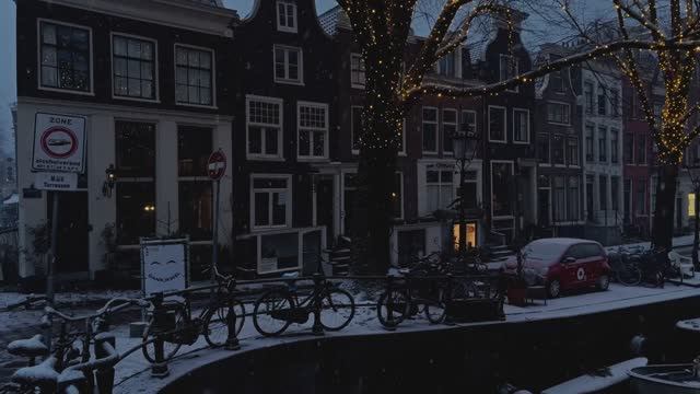 Амстердам зимой в снегу. ❄️☃️🎄Прогулка по каналу, включенному в список Всемирного наследия ЮНЕСКО смотреть онлайн