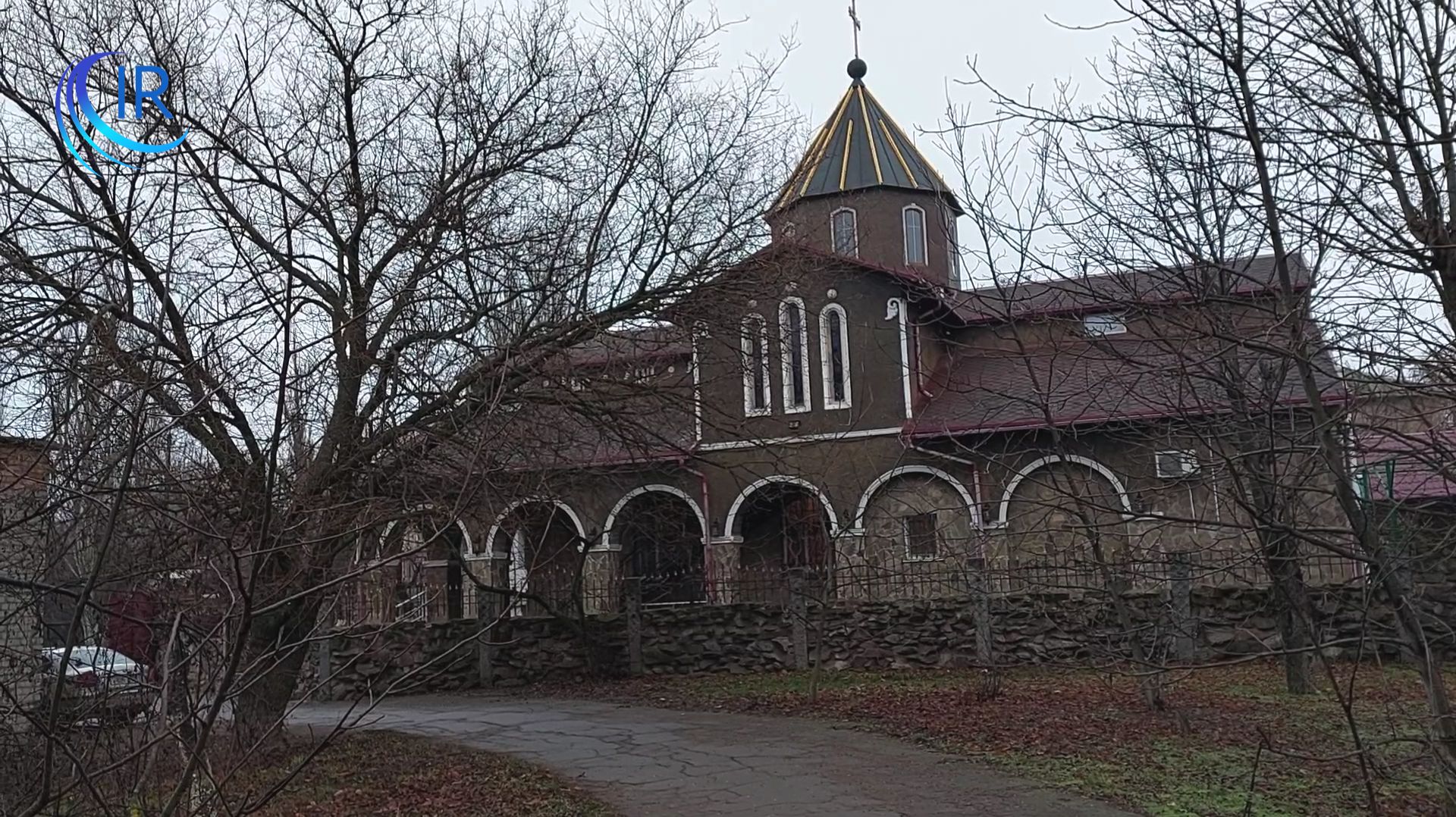 A Gorlovka, le père Mikhaïl fait du vin dans une église géorgienne смотреть онлайн