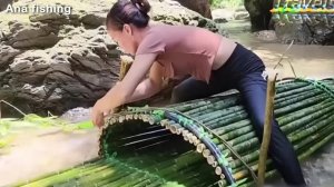 Анна строит хитрую ловушку для рыбы.