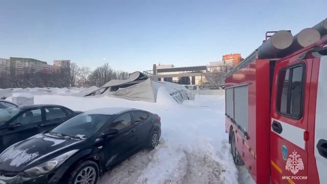 В Уфе под тяжестью снега рухнул склад смотреть онлайн