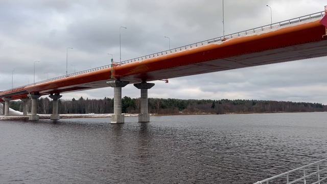 На самоходном пароме СП-40 проходим под М-11 (Москва - Санкт-Петербург)