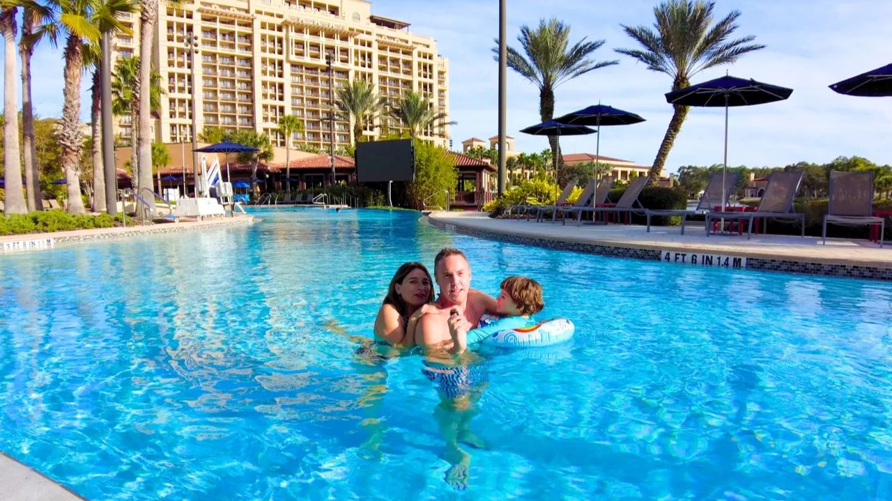 Мы остановились в заброшенном роскошном отеле в Disney World, Флорида смотреть онлайн