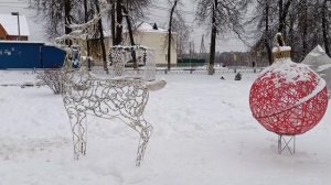 #красивый украшенный возле дворца культуры  к праздникам