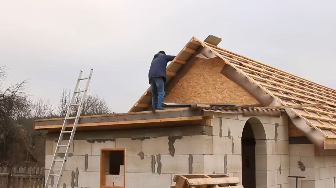 Мы накрываем крышу, несмотря на сильный холод и снег. Жизнь в белорусской деревне. смотреть онлайн