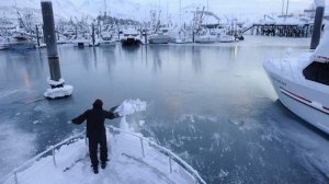 Рекордное количество снега на Аляске привело к затоплению лодок и обрушению крыш