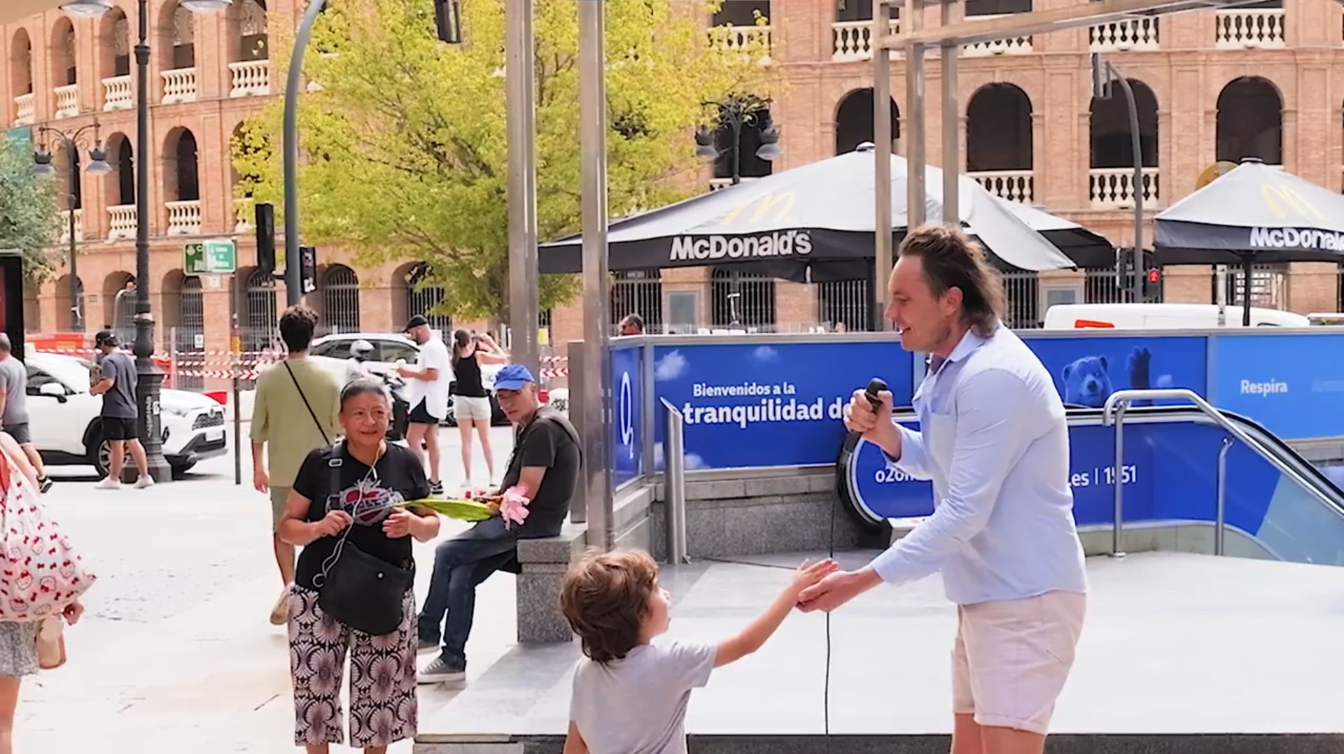 Так хочется жить - Большое Сердце Ребёнка на улице Испании Рождество