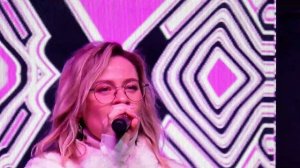 Захватывающий вокал: солистка поёт душевную песню — живая эмоция и голос, который покоряет.