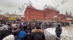 В центре Москвы снова не протолкнуться — так выглядит очередь на Красную площадь