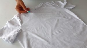 Хватит выкидывать старые футболки. Подсмотрела, как дизайнер отрезает им горловину, и удивилась