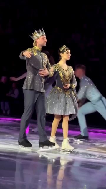 Евгений Плющенко и Евгения Медведева в костюмах работы мастерской Лана для шоу «Спящая Красавица» смотреть онлайн