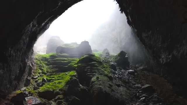 Самая большая пещера в мире. Внутри есть лес, река и облака