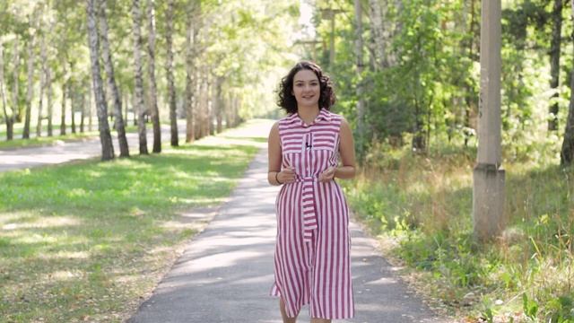 Академтур. Прогулка по экогороду. Фестиваль геобрендов «Земля открытий» смотреть онлайн