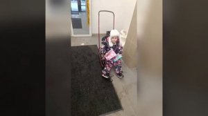 Гнида в очередной раз меняет тапки.