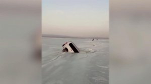 В Приморском крае ушли под лед сразу три машины рыбаков.