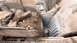 Примитивная камнедробилка в Пакистане