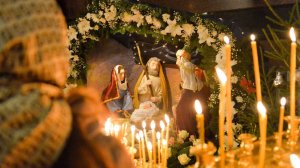 Праздничные песнопения, молитвы и украшенные хвоей вертепы. Рождество в странах СНГ