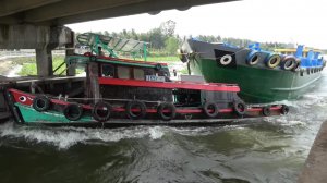 Баржа опасно врезалась в буксир у ворот плотины.