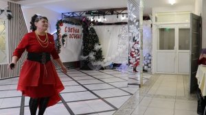 песня-гимн клуба "У самовара" поет Любовь Рогожникова